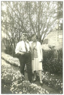 A Identifier. Cpa Photo D'un Sympathique Couple  Dans Un Jardin Fleuri. - To Identify