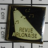 2020 Pin's Pins / Beau Et Rare / MUSIQUE / SCENE PROJECTEUR NOTES REVUE ARLONAISE BLAISE - Musique