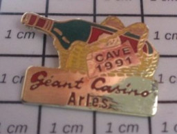 512F Pin's Pins / Beau Et Rare / BOISSONS / BOUTEILLE VIN CAVE 1991 GEANT CASINO ARLES - Bevande