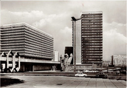 HALLE (Saale) - Ernst-Thälmann-Platz Mit PKWs Wartburg + Skoda - Halle (Saale)