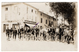 La Villette. Course Cycliste Des 200 Km. Les Participants Devant Le Café Restaurant Morard. Carte Photo - Lyon 3