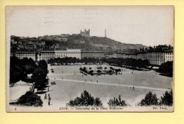 69. LYON (2) Panorama De La Place Bellecour (voir Scan Recto/verso) - Lyon 2