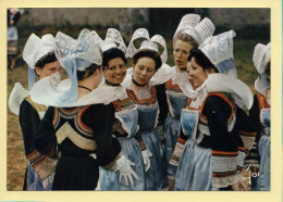 Folklore : Costume De La Région De Pont-Aven (Riec-sur-Belon) La Bretagne En Couleurs - Costumes