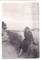 Photo Originale -  Mars1937  - BEAUGENCY - Jeune Femme Sur Les Bords De Loire - Places