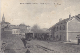 ST. GEOIRE EN VALDAINE: T.T.RARE AVEC CETTE VUE INTERIEUR DE LA GARE.1924.ANIMEE TRAINS ET PERS.TRES CORRECT. PETIT PRIX - Saint-Geoire-en-Valdaine