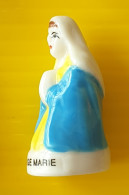 Fève Santon De Créche  - La Vierge Marie - Robe Jaune Cape Bleue - Santons