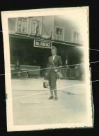 Orig. Foto 30er Jahre Hübsches Mädchen Vor Dem Bahnhof In Bludenz Vorarlberg - Bludenz