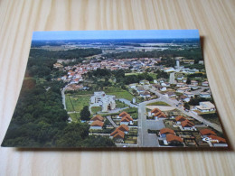 Gençay (86).Vue Panoramique Aérienne De La Ville Avec Les Nouveaux Lotissements. - Gencay