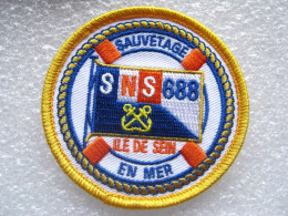 COLLECTION POMPIERS / SNSM / SNS 688 SAUVETAGE EN MER ILE DE SEIN 70MM - Feuerwehr