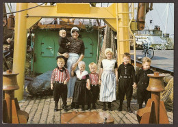 Urk - Op De Vissersboot - Bateau De Pêche Avec Des Enfants - Klederdracht (NL) , Costumes Typiques  - Urk