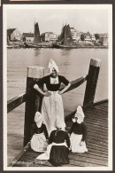 Volendamse Jeugd - Vissersboten Op De Achtergrond, En De Was - Klederdracht , Costumes - Volendam