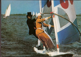 Friesche Klederdracht Op De Windsurfplank - Klederdracht (NL) , Costumes Typiques  - Altri & Non Classificati