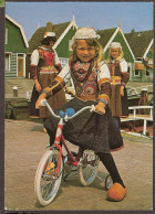 Marken - Meisje Op Haar Nieuwe Fietsje -Klederdracht (NL) , Costumes Typiques, Trajes Typiques - Marken