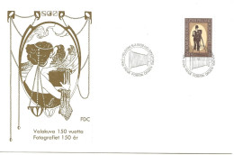 Finland   1989 50th Anniversary Of Photography. Photographer With Box Camera (Early 20th Century), Mi 1072  FDC - Cartas & Documentos