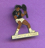 Superbe Pins Tennis Enfants De La Terre Yannick Noah Coinderoux Corner Q240 - Tenis