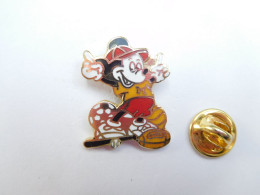 Superbe Pin's En EGF , Disney , Mickey  , Football , Baseball  , Non Signé - Disney