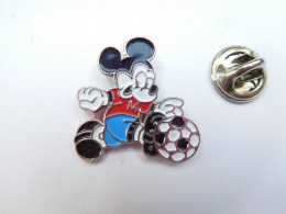 Beau Pin's En Relief  , Disney , Mickey  , Football  , Fond Argent , Signé Disney - Disney