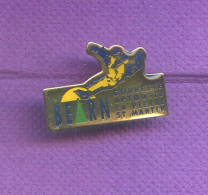 Rare Pins Surf Des Neiges Snowboard Gourette Aptouste La Pierre St Martin Q276 - Sports D'hiver