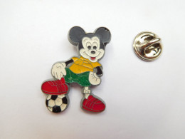 Beau Pin's , Disney , Mickey  , Football  , Fond Noir , Non Signé - Disney