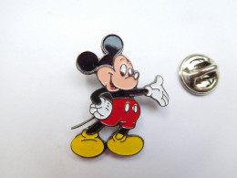 Beau Pin's En Relief , Disney , Mickey , Fond Noir , Signé Disney - Disney