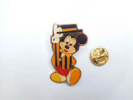 Beau Pin's, Disney , Mickey , Chapeau , Non Signé - Disney