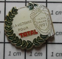 811A Pin's Pins / Beau Et Rare / CARBURANTS / VICTOIRE POUR TOTAL RALLYE PARIS-DAKAR 1991 RALLYE LAURIERS - Carburanti