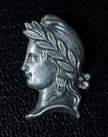 Broche "Tête De Marianne / République Française" Religious Pin - Administraties