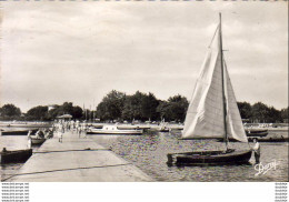 D33  ARÈS La Jetée Et La Plage - Arès