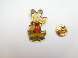 Beau Pin's , Disney , Mickey 1936 , époxy , Verso Lisse - Disney