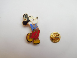 Superbe Pin's En EGF , Disney , Mickey , Verso Quadrillé - Disney