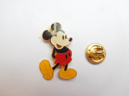 Superbe Pin's , Disney , Mickey , Doré , Signé EuroDisney Winner - Disney