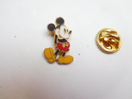 Petit Pin's En EGF , Disney , Mickey , Doré , Signé Disney - Disney