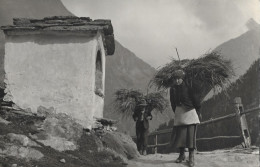 SAAS - FEE ► Bauern Mit Rückenkörbe Voller Heu Auf Dem Kapellenweg, Fotokarte Ca.1940 - Saas-Fee