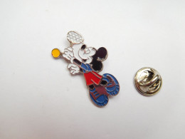 Beau Pin's , Disney , Mickey Tennis , Argenté , Signé Disney Paris - Disney