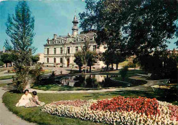 87 - Saint Yrieix La Perche - Le Jardin Public - L'Hotel De Ville - CPM - Voir Scans Recto-Verso - Saint Yrieix La Perche