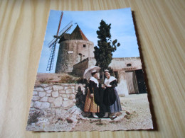 Fontvieille (13).Le Moulin De Daudet - En Premier Plan, Arlésiennes Dans Leur Costume Traditionnel. - Fontvieille