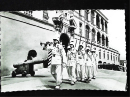 ► MONACO  Cpsm Relève De La Garde  Au Palais (Pli En Coin) - Palais Princier