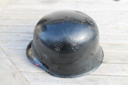 Casque De La Police Allemande WW2 Et Après - Headpieces, Headdresses