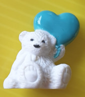 Fève - Ours Blanc Avec Ballon Coeur Bleu - Nounours - Ourson - Tiere