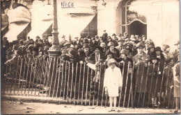 CPA - SELECTION -  NICE  -   CARTE PHOTO  -  Bataille De Fleurs (lire Le Verso) - Carnaval