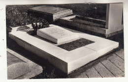 CQ34. Vintage Postcard. Sir Winston Churchill's Grave. Bladon, Oxfordshire - Other & Unclassified