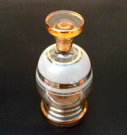 Années 1950  Carafe Bobine à Liqueur Cerclée De Dorure  Verre Givré / Verre Rose Transparent - Vetro & Cristallo