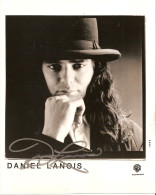 PHOTO GRAND FORMAT 1 - ENV 1 - CHANSON - PHOTO DEDICACEE DU CHANTEUR CANADIEN DANIEL LANOIS - Signed Photographs