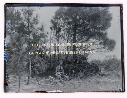 PLAQUE DE VERRE NEGATIVE 9x12 - CYCLISTE EN PAUSE DANS UNE PINEDE - Glasdias