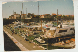 Antibes 06 G F  Carte Circulée Timbrée- Le Port Vauban Et Les Remparts  Et La Vieille Ville Quai Animé_Bateaux - Antibes - Les Remparts