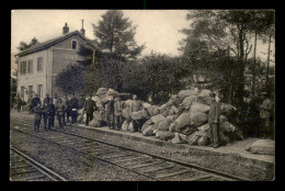 54 - CHAMBLEY - SACS POSTAUX SUR LES QUAIS DE LA GARE DE CHEMIN DE FER - FELDPOSTKARTE - GUERRE 14/18 - Chambley Bussieres