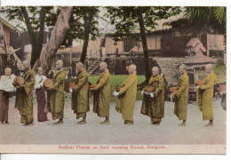 Carte Postale Ancienne Birmanie - Rangoon. Budhist Priests On Their Morning Round - Myanmar (Birma)