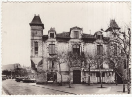 St-Jean-de-Luz: RENAULT FRÉGATE, AUTOBUS, VÉLO - Le Maison Louis XIV, Café 'Le Susse' - (France) - PKW