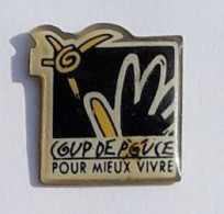 V308 Pin's Santé Médecine Main Coup De Pouce Pour Mieux Vivre Aide Humanitaire Version Rectangle Achat Immédiat - Medici