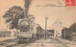 Ruffec * La Gare , L'express De Paris En Gare * Train Locomotive Machine Ligne Chemin De Fer Charente - Ruffec